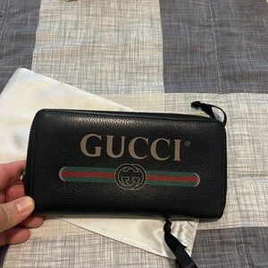 Authentic, Pristine,  pre-loved logo large zipped wallet